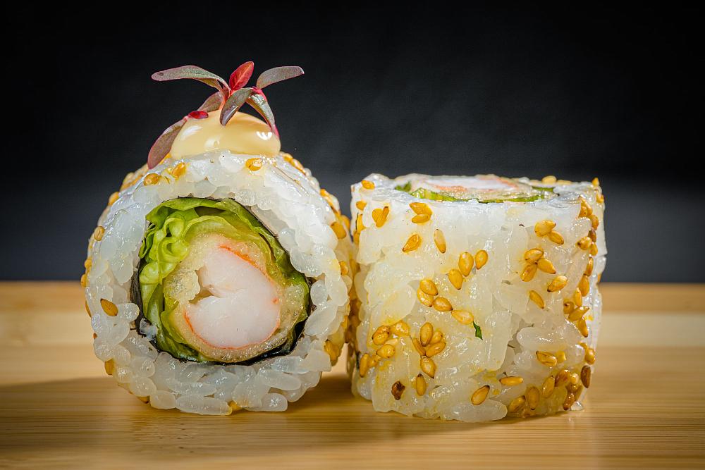 Ролл с креветкой темпура и трюфельным майонезом