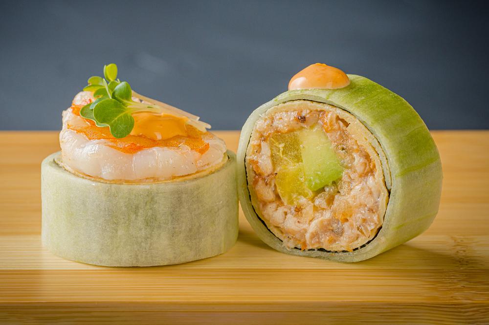 Сашими-ролл с копченым угрем, тигровыми креветками в огурце