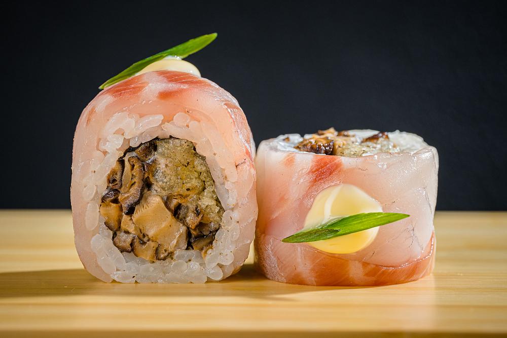 Хрустящий ролл из сибаса с грибами шиитаке и трюфельным соусом