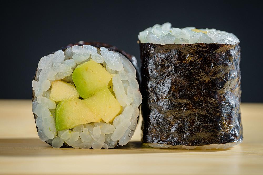 Ролл с авокадо