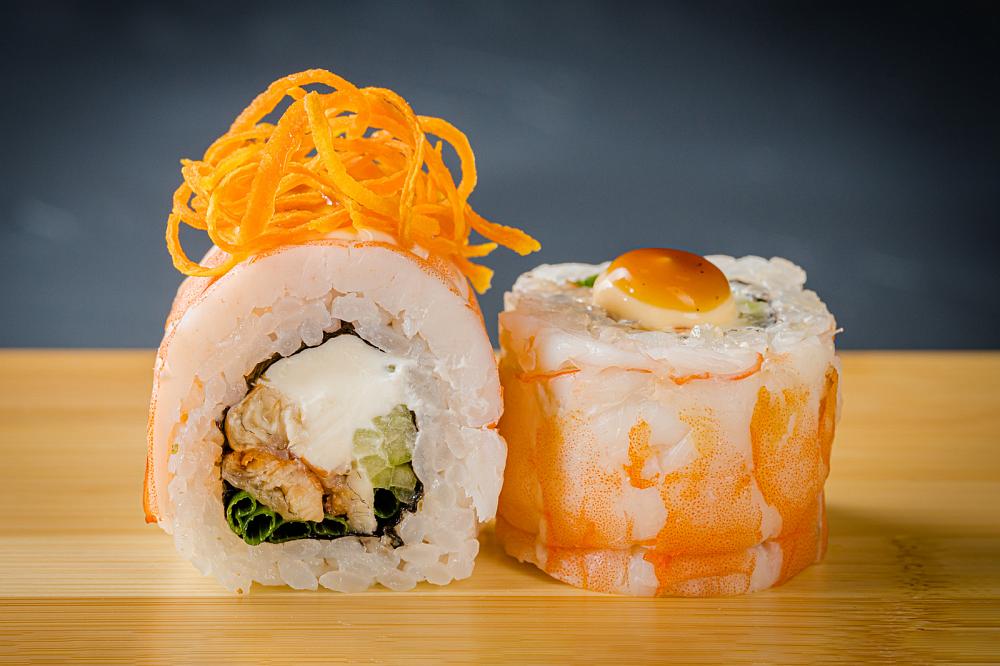 Ролл с тигровыми креветками и копченым угрем