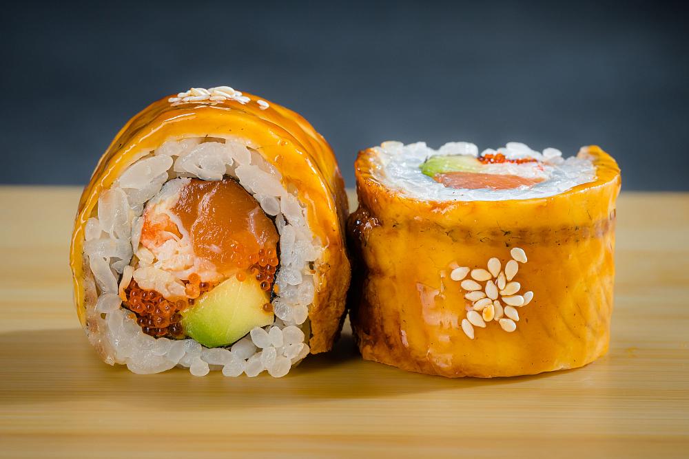 Ролл Канада с лососем и камчатским крабом