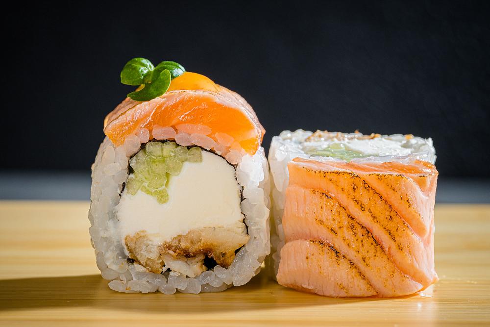 Ролл Филадельфия с татаки лососем и копченым угрем