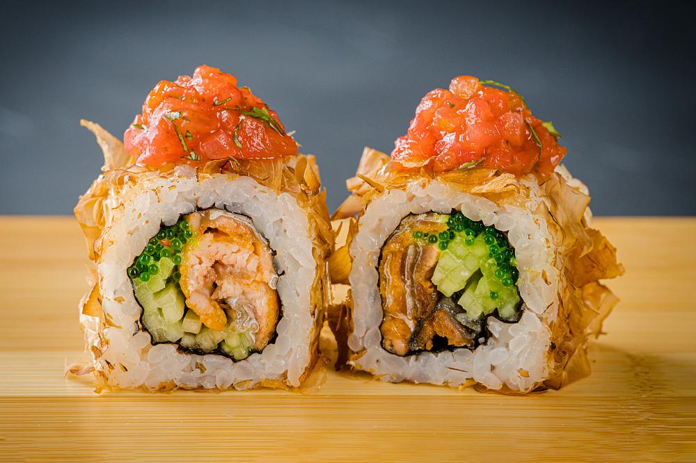 Ролл из жареной кожи лосося