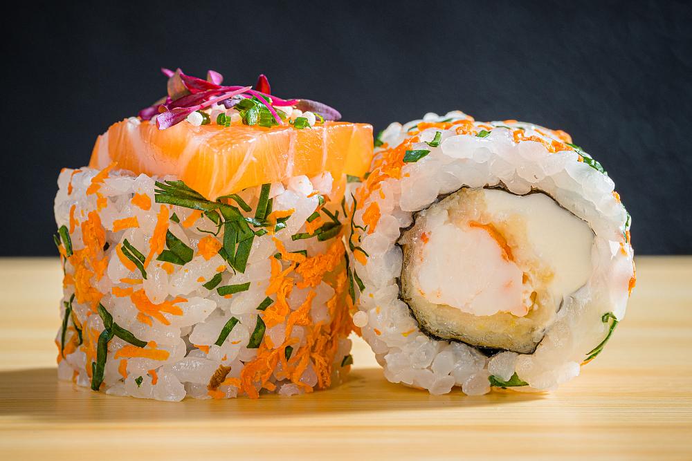 Ролл с лососем и тигровой креветкой темпура