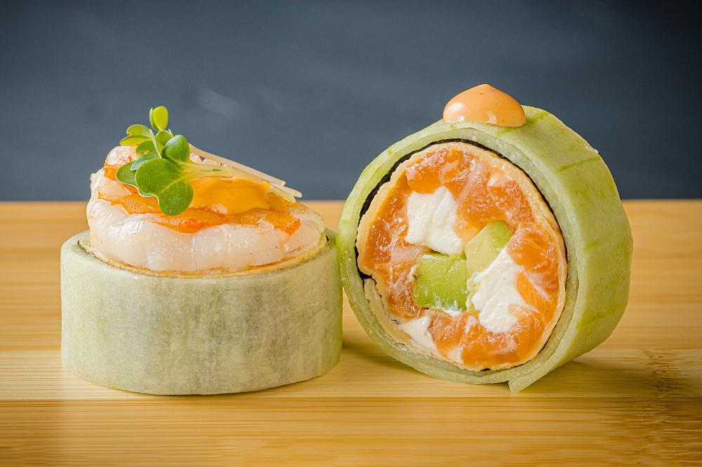 Сашими-ролл с лососем, тигровыми креветками в огурце