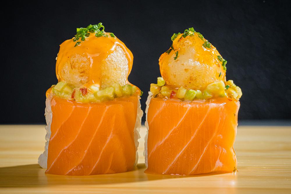 Ролл с креветкой темпура и соусом Том ям