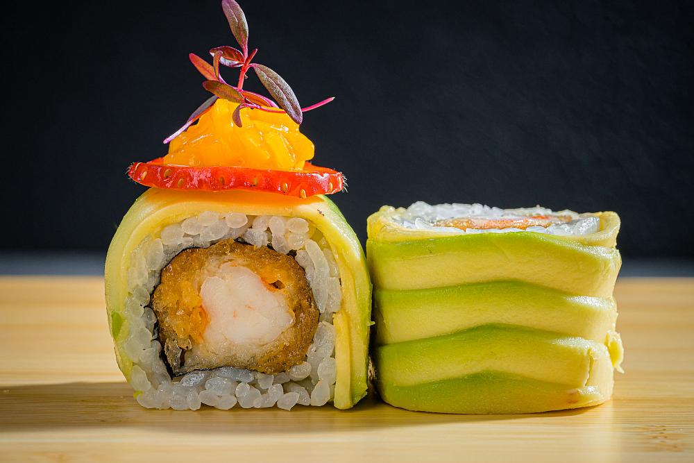 Ролл из креветки в темпуре, с сальсой из манго и клубникой