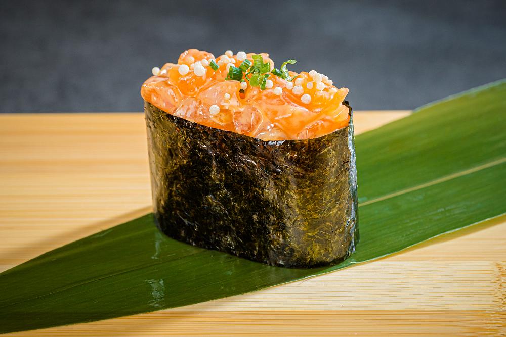 Суши Гункан спайси лосось