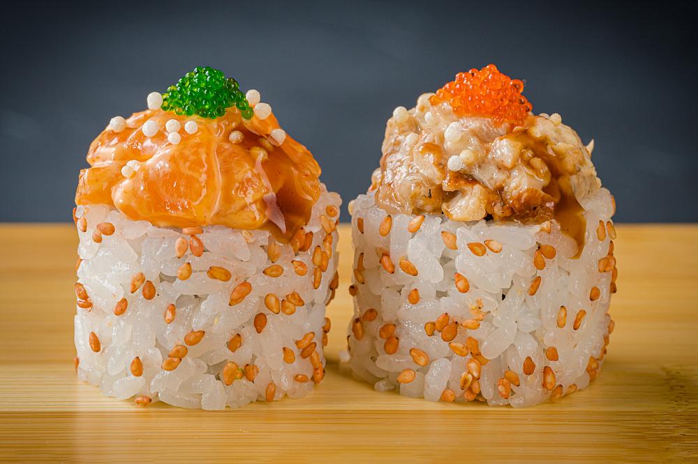 Ролл из лосося, копченого угря с тигровыми креветками