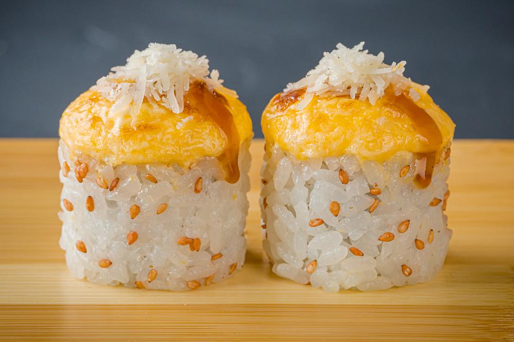 Запеченный ролл сырный с грибами