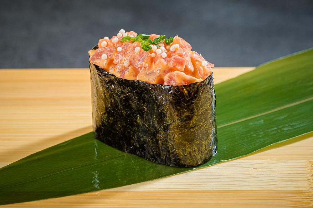 Суши Гункан спайси тунец