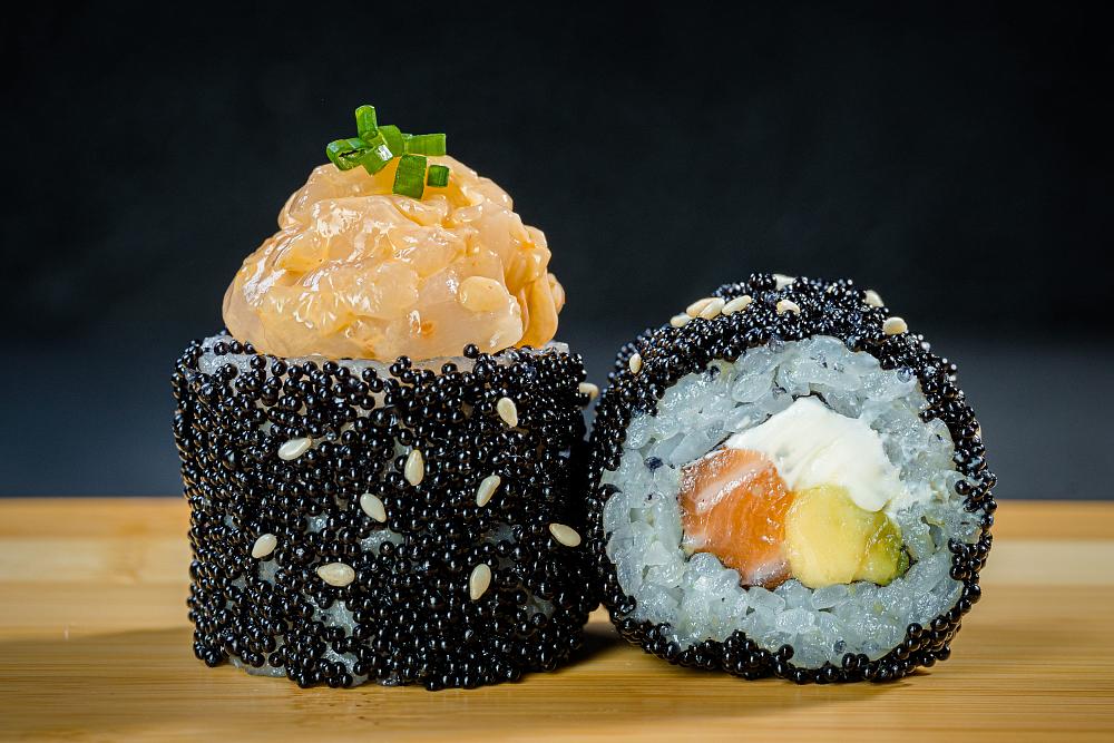 Ролл с лососем, гребешком и соусом спайси