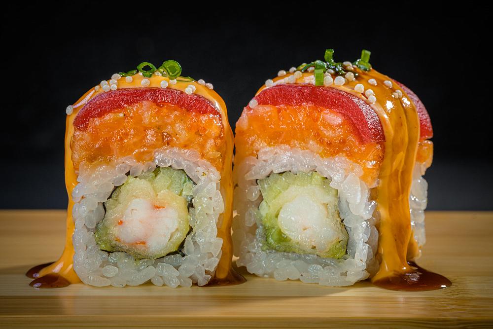 Ролл с тартаром из лосося, креветкой темпура, тунцом и соусом спайси