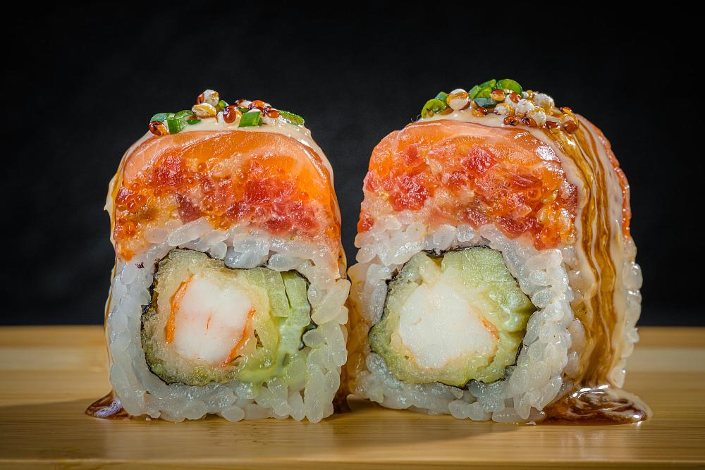 Ролл с тартаром из тунца, креветкой темпура, лососем и имбирным соусом