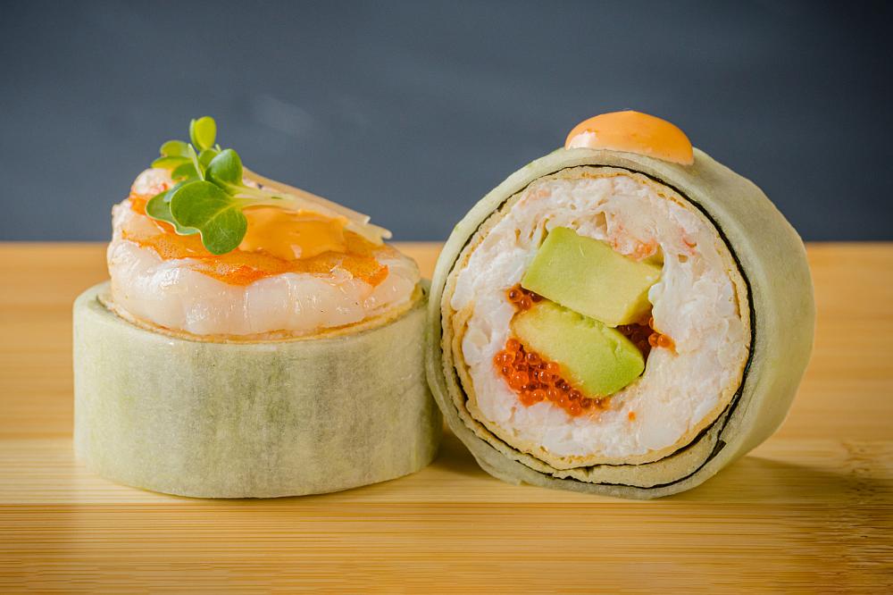 Сашими-ролл с микс-крабом, тигровыми креветками в огурце