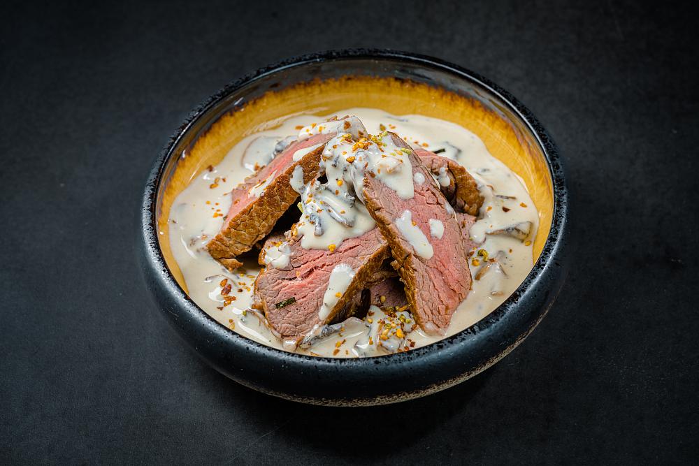 Говядина в сливочно-грибном соусе