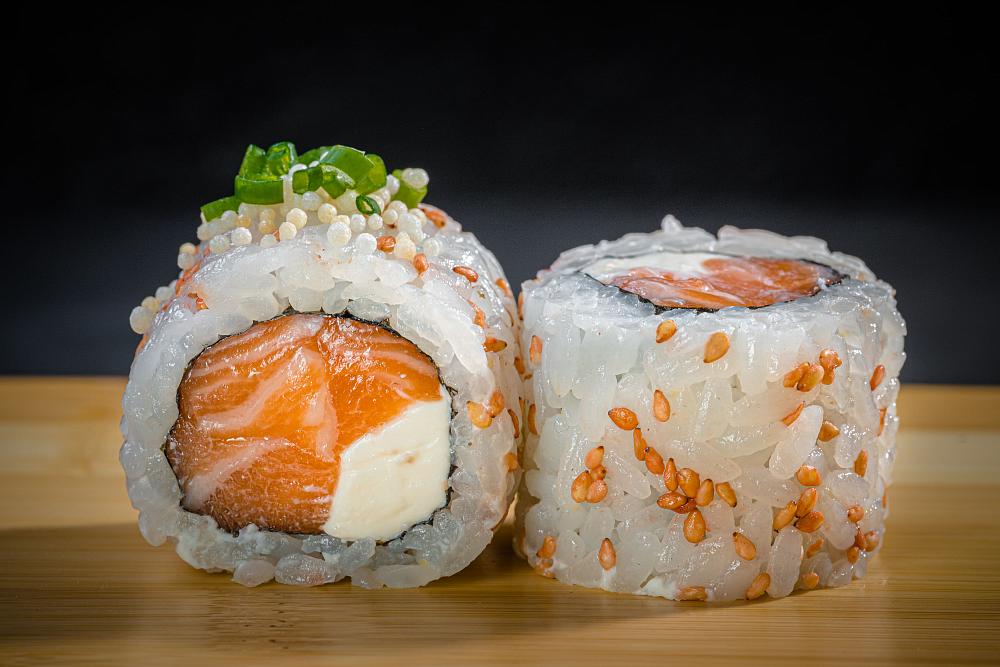 Ролл из лосося с сыром Филадельфия и луком-сибулет