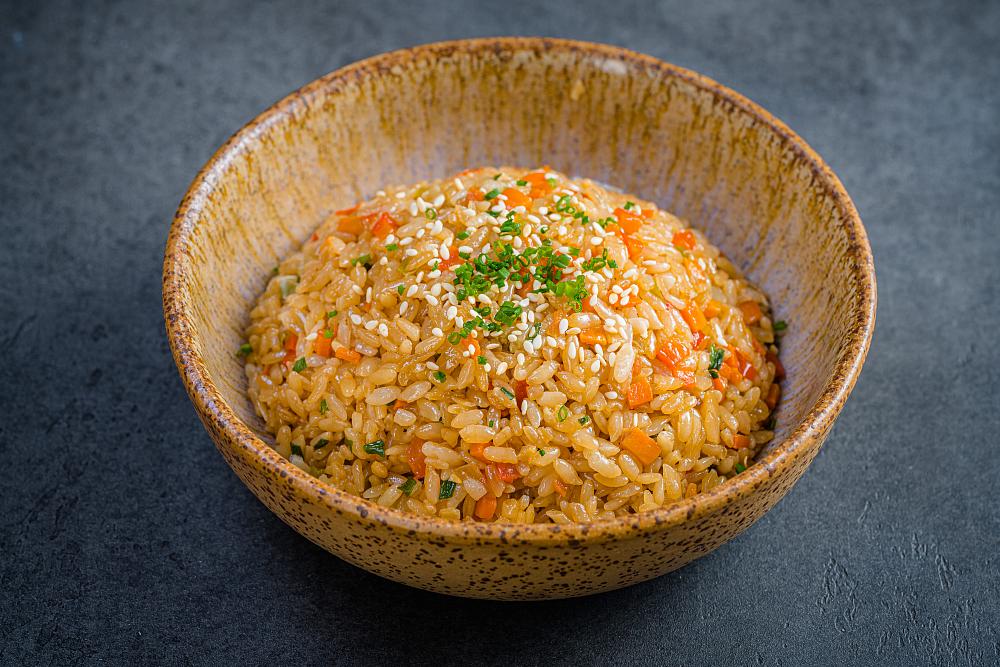 Жареный рис с овощами