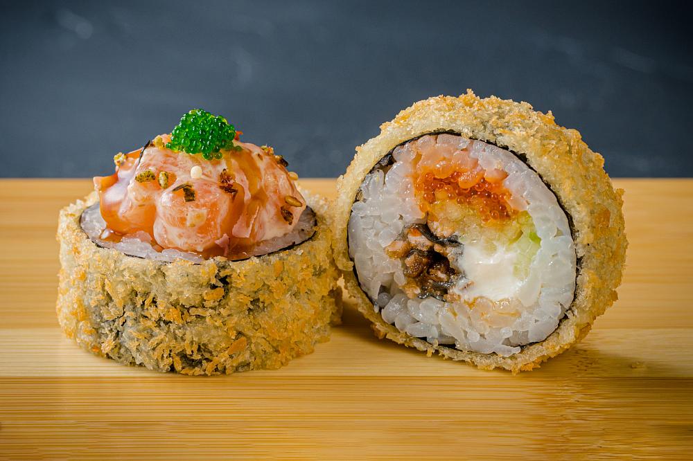 Жареный ролл с лососем